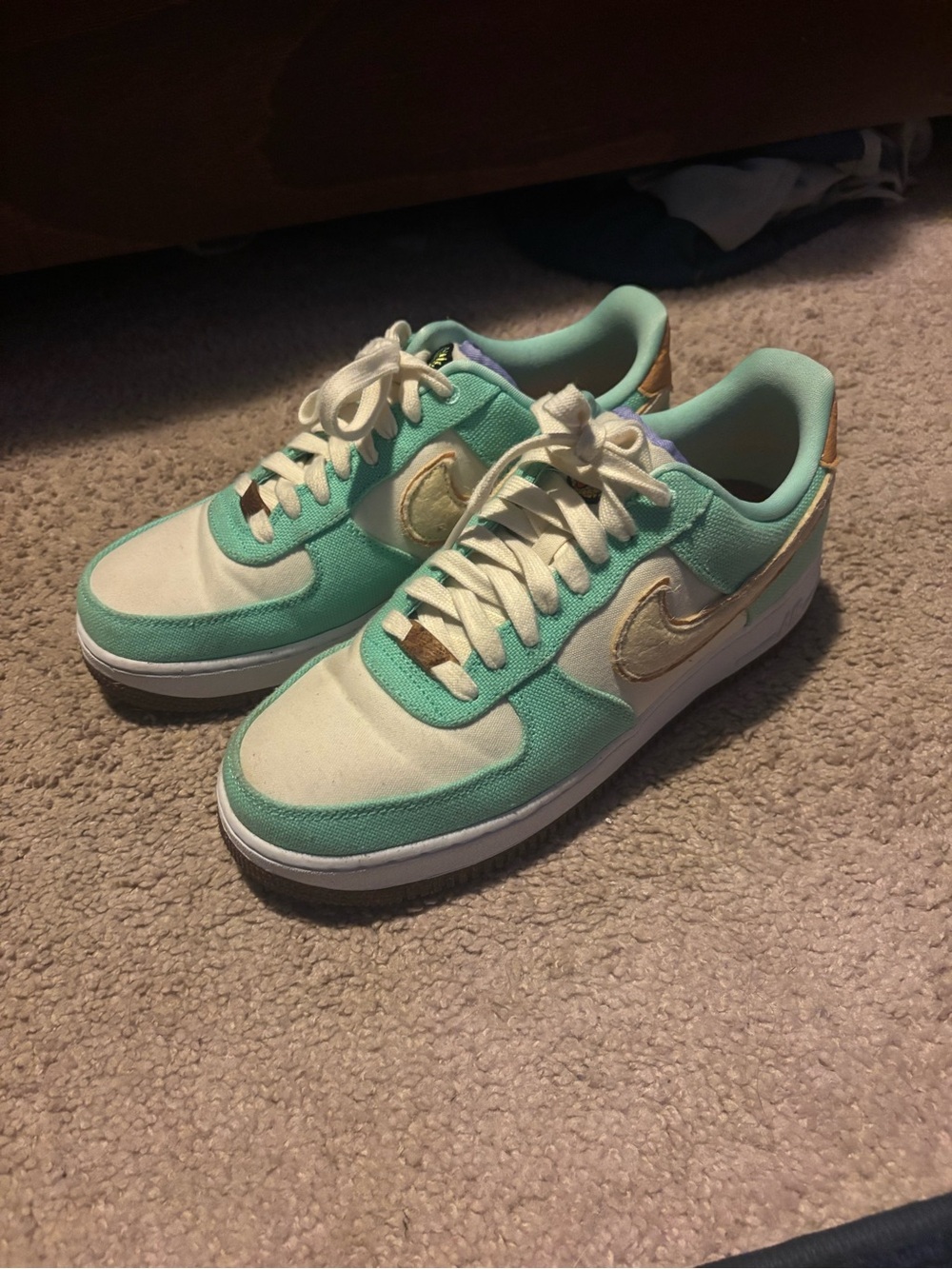 Nike Mint Green & Cream Low-Top Sneakers with Gold Swoosh - Picture 1 of 5